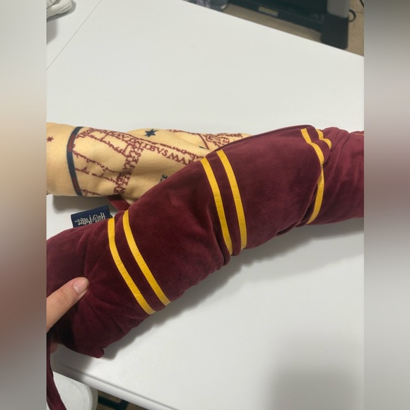 Harry Potter travel neck pillow and blanket - unique pillow for gryffindor fan - Picture 4 of 8